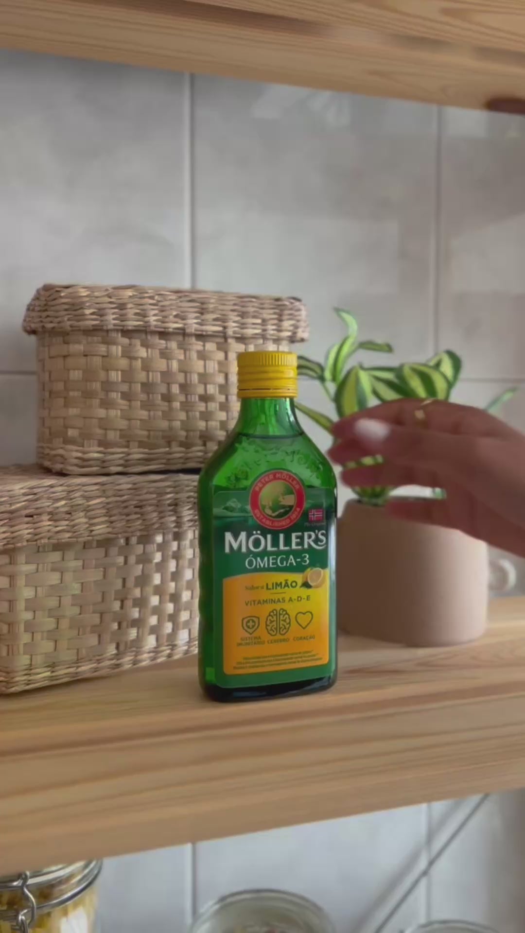 Carregar vídeo: Suplemento Möller´s Alimentar Ómega-3 de Limão - 250ml