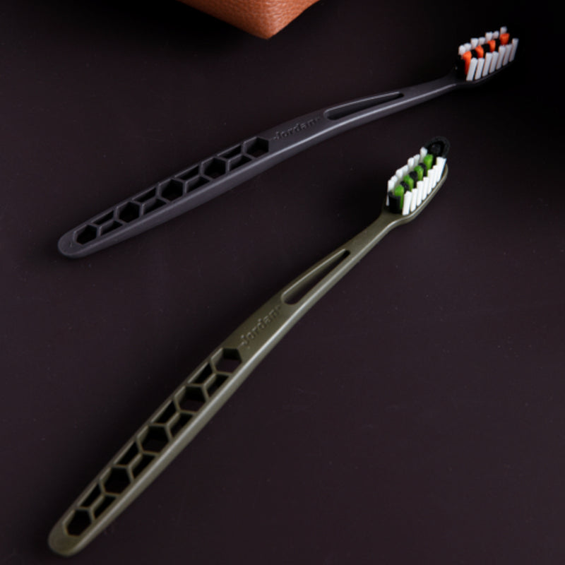 Escova de Dentes Jordan Ultralite Medium Adulto Pack 2