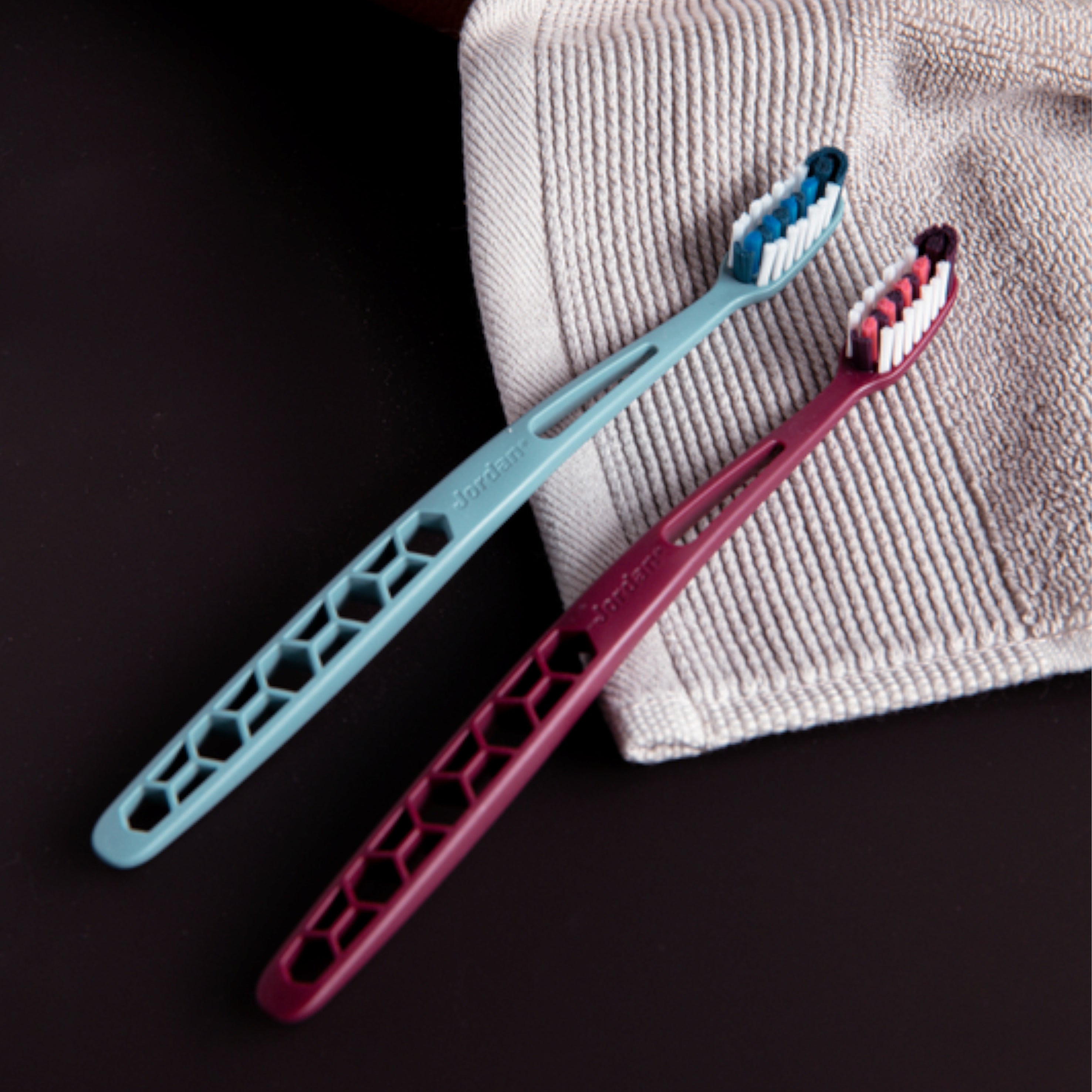 Escova de Dentes Jordan Ultralite Medium Adulto Pack 2