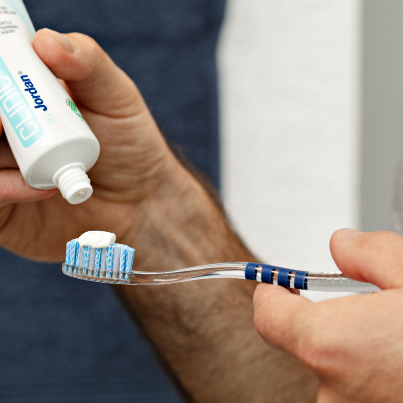 Escova de Dentes Jordan Clinic Branqueadora Adulto, Suave